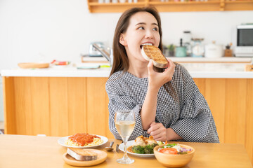 食事をする女性