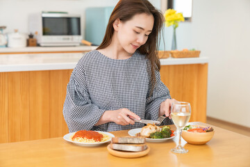 Obraz na płótnie Canvas 食事をする女性