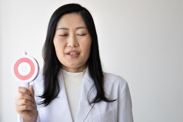 そっとマルを出す白衣女性