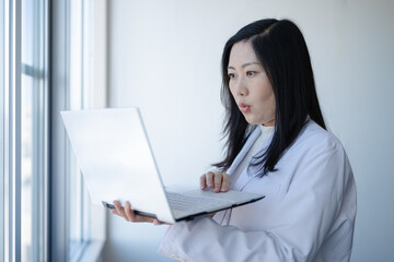 疑問に思う白衣女性