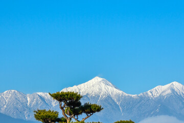 信州冬の風景　澄んだ青空と雪を被った常念岳