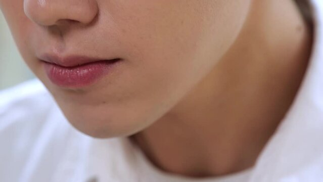 잘라진 소고기 스테이크를 포크로 찍어 입에 넣고 씹는 