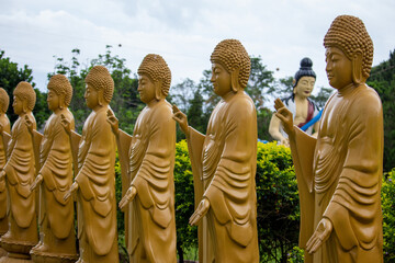 Vista parcial de 108 estátuas representando o Buda. Templo budista Chen Tien. Foz do Iguaçu,...