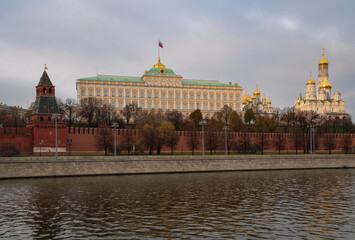 Obraz premium View of the building of the Grand Kremlin Palace, the Annunciation Tower and the ensemble of the Kremlin Cathedral Square from the embankment of the Moskva River, Moscow, Russia