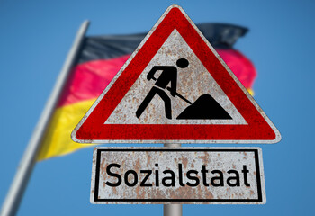 Flagge von Deutschland und Schild Baustelle Sozialstaat