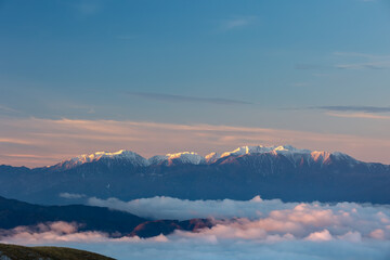 冬の夜明けの朝日差し込む雲海と中央アルプス2