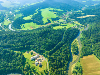 Lot nad Łopatą Polską w Żegiestowie-Zdroju latem. Piękny, letni krajobraz. © rogozinski