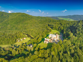 Lot nad Żegiestowem-Zdrojem latem. Piękny, letni, krajobraz. © rogozinski