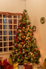 árbol de navidad encendido 