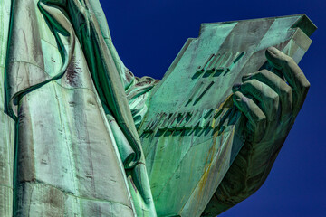 Photo of the hand of the Statue of Liberty holding the book of the American Declaration of Independence that reads: July 4, 1776 in Roman numerals. © Domingo Sáez