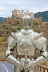 Chevalier médiéval devant le château De Beaufort
