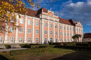 Obraz premium New Castle in Meersburg illuminated by the autumn sun