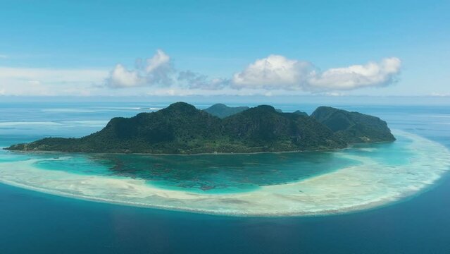 Islands and lagoons in the Tun Sakaran Marine Park. Borneo, Sabah, Malaysia.