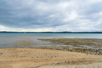 誰もいない静かな浜辺