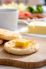 朝食風景、パンで溶けるバター、洋食、イングリッシュマフィン