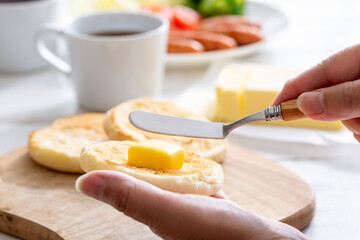 バターを塗る、朝食風景、洋食、イングリッシュマフィン