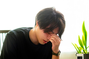 悩んだり目が疲れたりしている男性