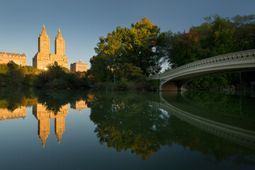 Fototapeta na wymiar Bow Bridge, San Remo Towers, The Lake, Central Park, Manhatten, New York City, New York, USA