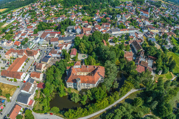 Fototapeta na wymiar Die Marktgemeinde Arnstorf in Niederbayern im Luftbild