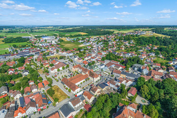 Arnstorf in Niederbayern im Luftbild, Blick auf das Ortszentrum um den Marktplatz