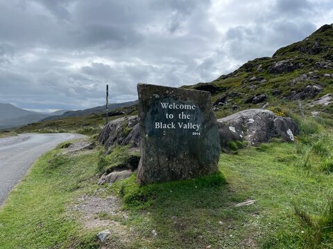 Indicazione su pietra della Black Valley situato a Head of Dunloe nel Killarney National Park nella contea di Kerry - Ireland