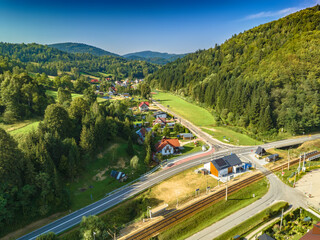 Lot nad Milikiem nad Popradem latem. Widok na budynki. © rogozinski