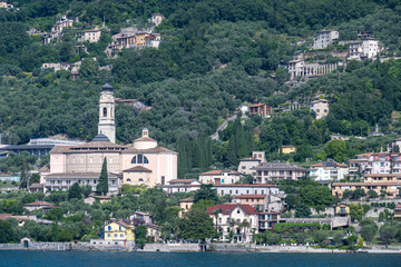 Küstenlinie, Blick auf Ortsbild von Gargnano
