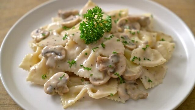 Pasta With Spinach And Cheese. Farfalle Pasta With Mushroom White Cream Sauce.