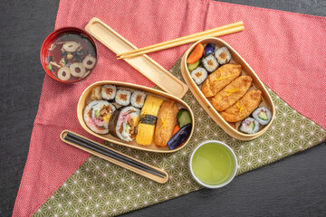 すしべんとう　bento box with sushi rolls
