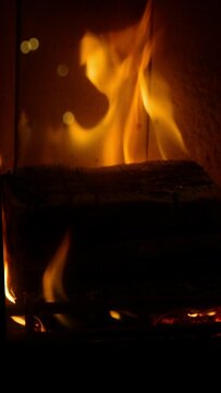 Kaminfeuer in einem Wohnzimmer an einem gem&uuml;tlichen Winterabend.