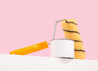 Obraz premium Yellow paint roller and paint can. Renovation concept.