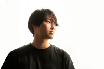 横を向く若い日本人男性
