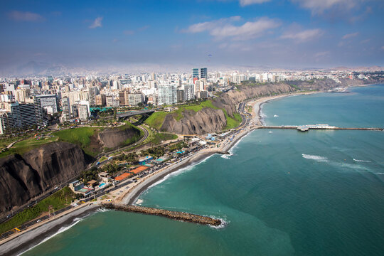 The Malec&oacute;n de Miraflores is a scenic boardwalk and park area located along the cliffs overlooking the Pacific Ocean in the Miraflores district of Lima, Peru. 