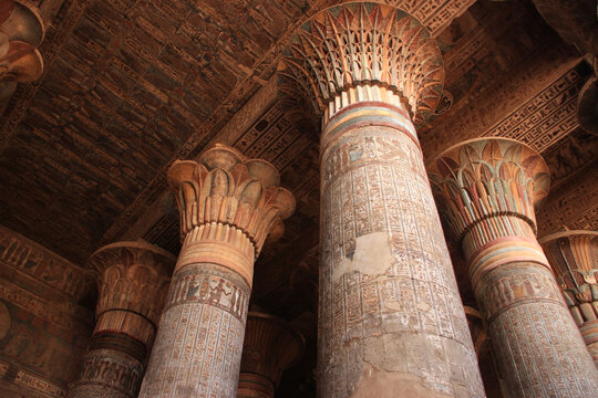Vue de 5 chapiteaux avec une colonne centrale &agrave; droite du temple d'Esna , Egypte (remarquable conservation des couleurs)