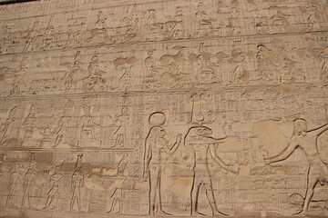 Détail d'un mur exterieur du temple d'Esna : bas reliefs et hiéroglyphes (Egypte) 