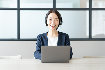 ヘッドセットを付けた女性