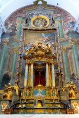 Interior de la Iglesia de los jesuitas en Toledo, España