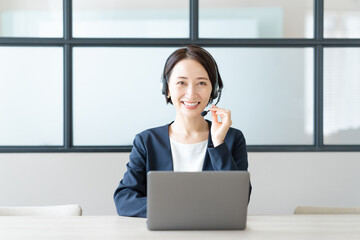 ヘッドセットを付けた女性