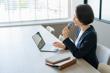 プレゼンする女性