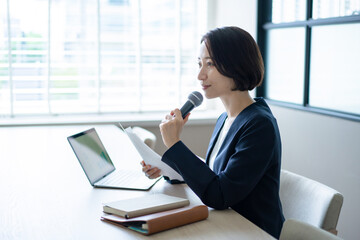 プレゼンする女性