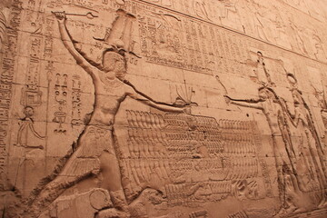 vue de coté d'un bas relief bien conservés de pharaon à la guerre ,mur extérieur du temple de Knoum , Esna (Egypte, désensablé récemment)