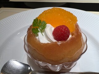 皿に盛られた美味しそうなサバランケーキ