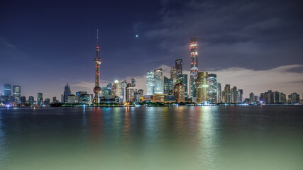 Obraz premium Famous Shanghai skyline and modern buildings scenery at night