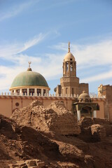 Égyptologie: Site de fouilles derrière le temple Esna ,Egypte (naturellement poussiéreuse non retouchée)