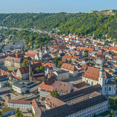 Fototapeta na wymiar Die historische Altstadt der Bischofsstadt Eichstätt an einem sonnigen Nachmittag von oben