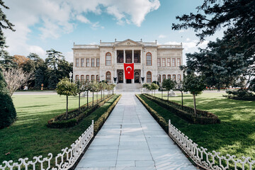 Obraz premium Dolmabahce sarayi palace in Besiktas Istanbul. Fasade with national turkish flag.