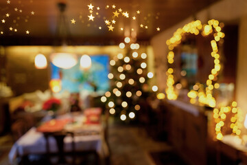 Weihnachtliches Wohnzimmer mit Weihnachtsbaum in abstrakter Unschärfe
