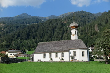 Fototapeta na wymiar Dorfkirche von Gortipohl, Montafon