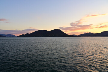 クルーズ船から望む夜明けの瀬戸内海／広島県尾道市