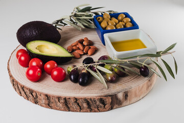 Bodegón de alimentos saludables de la dieta mediterranea.